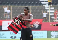 Ex-Vitória denuncia racismo na Ásia: "Parem de atacar minha família" imagem