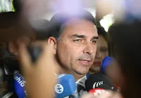 Flávio Bolsonaro admite que pediu dinheiro a Vorcaro para filme do pai imagem