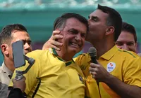 Flávio Bolsonaro adota pronome neutro em publicação: "Todes e todxs" imagem