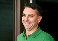 Flávio Bolsonaro diz que decisão de Moraes pode levar EUA a taxar o Brasil imagem