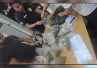 Garis encontram 20kg de maconha escondidos em sacos de lixo