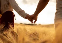 Homem abandona esposa e assume romance com a própria mãe imagem