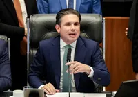 Hugo Motta quer derrubar veto de Lula a projeto que reduz pena de Bolsonaro imagem