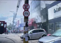 Incêndio de grandes proporções destrói loja de roupas na Cidade Baixa