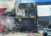 Incêndio de grandes proporções destrói loja de roupas na Cidade Baixa