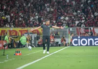 Jair Ventura elogia atuação e vê Vitória "vivíssimo" contra o Flamengo imagem