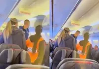 Jogador de futebol é preso após gritar "bomba" em avião imagem