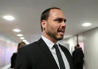 Justiça obriga redes a excluir posts sobre filha de Carlos Bolsonaro