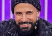 Cantor Latino sofre acidente de ônibus a caminho de show