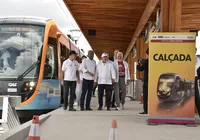 Lula e Jerônimo vistoriam obras do VLT de Salvador e autorizam expansão do modal