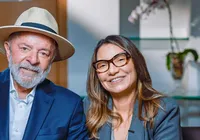 Janja tem reação inusitada após eleitora abraçar Lula em ato político