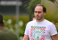 “Mais forte e ativo”: Carlos relata melhora de Bolsonaro na prisão domiciliar