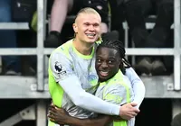 Manchester City vence e assume a liderança do Campeonato Inglês