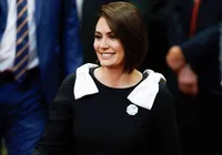 Michelle evita comentar crise de Flávio Bolsonaro: “Pergunta pra ele”