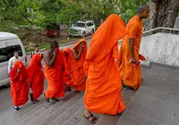 Monges budistas são presos com 110 kg de drogas em aeroporto