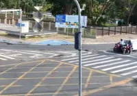 Cena forte: motociclista é atropelado por carro enquanto estava parado no sinal imagem