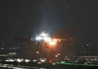 Motor de avião com 280 pessoas explode após decolagem; veja vídeo imagem