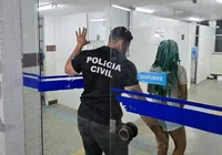Mulher comparsa do suspeito de roubo no metrô de Salvador é presa imagem