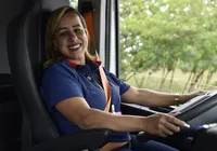 Mulher faz história ao ser a primeira a dirigir carreta elétrica da BYD no Brasil