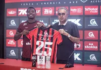 Nascido em família de zagueiros, Cacá explica escolha pelo Vitória imagem