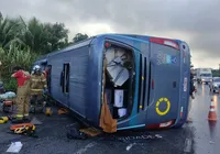 Ônibus tomba na BR e deixa um morto e quatro feridos em Simões Filho