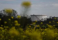 Países liberam 400 milhões de barris de petróleo para frear alta da gasolina