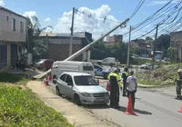 Poste cai após carro e kombi colidirem e bloquearem trânsito em Salvador