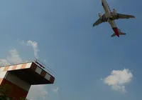 Pouso simultâneo entre aviões é visto em Guarulhos imagem