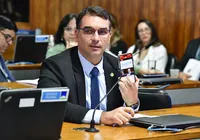 Presidenciáveis atacam relação de Flávio Bolsonaro e Banco Master