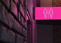 Mulheres trans podem ser proibidas de usar banheiros femininos
