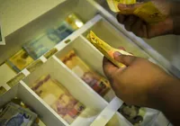 Quem trabalha mais ganha até 58% menos no Brasil, diz estudo