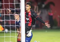Renê brilha, Vitória joga bem e goleia o Coritiba no Barradão