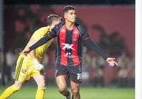 Renê marca, Vitória vence o Inter e segue implacável no Barradão imagem