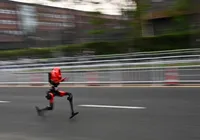 Robô corre meia-maratona 6 minutos mais rápido que recorde humano imagem