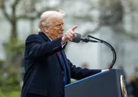 Trump assina tarifa global de 10% e ignora Suprema Corte dos EUA imagem