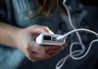 Uso de carregadores portáteis passa a ser proibido em voos no Brasil imagem