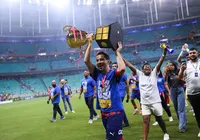 Vai renovar? Everton Ribeiro celebra título e analisa fim de contrato