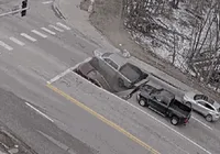 Vídeo: buraco se abre em avenida e 'engole' carros na pista