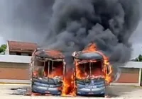 Vídeo: Três ônibus da Cidade Sol são destruídos pelo fogo na Bahia