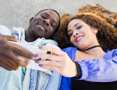 Geração Z conservadora? 31% dos jovens acreditam que esposa deve obedecer o marido - Imagem