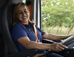 Mulher faz história ao ser a primeira a dirigir carreta elétrica no Brasil - Imagem