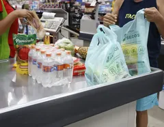 Supermercados e hipermercados não podem abrir aos domingos a partir de hoje - Imagem