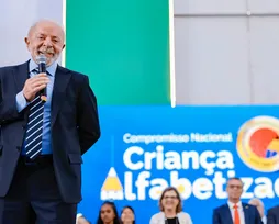 AtlasIntel: Lula lidera intenções de voto contra Flávio Bolsonaro no 1º turno - Imagem