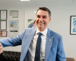 Flávio Bolsonaro abraça o sertanejo e lança jingle de campanha - Imagem
