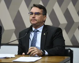 Flávio Bolsonaro repete Roseana Sarney e 'queima na largada' das eleições - Imagem