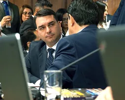 Flávio promete subir rampa do Planalto com Bolsonaro - Imagem