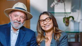 Janja tem reação inusitada após eleitora abraçar Lula em ato político
