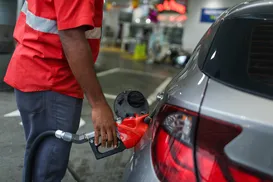 Gasolina e diesel sobem mais de 13% após novo reajuste da Acelen na Bahia - Imagem