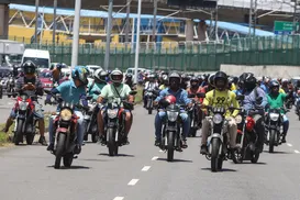 Adicional de 30% para motoboys vira lei; preço do delivery vai subir? - Imagem