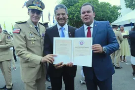 O advogado Vivaldo Amaral recebe título em celebração aos 201 anos da PMBA - Imagem